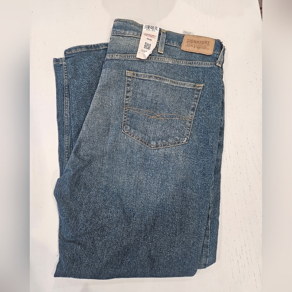 Levi's Signature Denim Jeans in Classic Blue, Straight Leg. Size 44 X 30